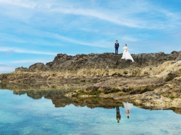 エメラルドグリーンのビーチ、緑豊かな自然、チャペル。どこを切り取っても絵になるロケーションで、おふたりの「やりたい」を叶える沖縄フォトウエディング