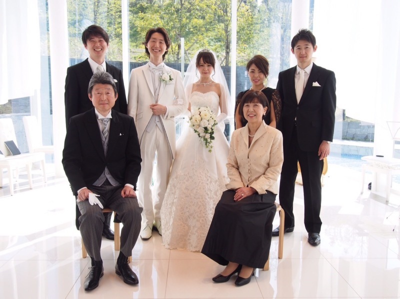 家族で集合写真 チャペルで撮影したのですが 白いチャペルで自然の光がたくさん 口コミ 評判 費用 ララシャンス博多の森 福岡県でフォトウェディング探すならphotorait