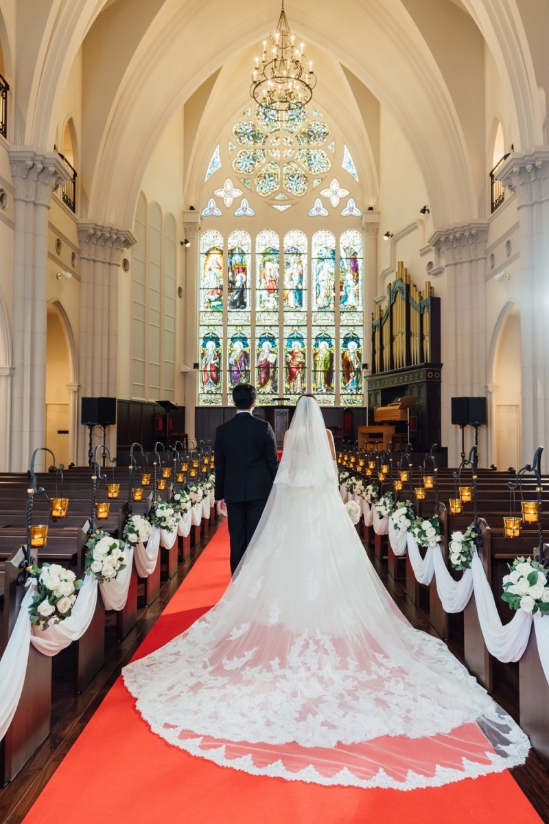 大きなステンドグラスと赤い絨毯にドレスが映えます！_40257_投稿写真_3