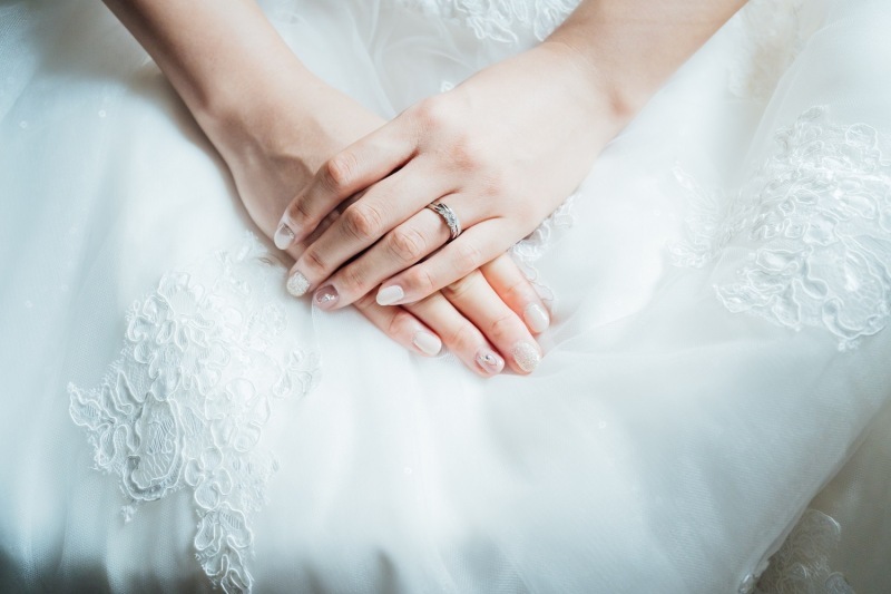 大きなステンドグラスと赤い絨毯にドレスが映えます！_40257_投稿写真_2