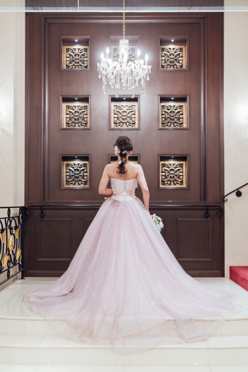 大きなステンドグラスと赤い絨毯にドレスが映えます！_40257_投稿写真_1