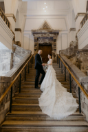 ドラマチックな1枚に！ 階段で撮影するウェディングフォトアイディア