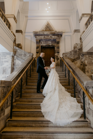 ドラマチックな1枚に！ 階段で撮影するウェディングフォトアイディア