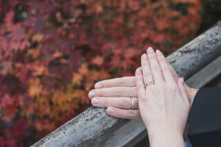 結婚式のフォト前撮りに取り入れたい！「指輪」を使ったポーズ5選