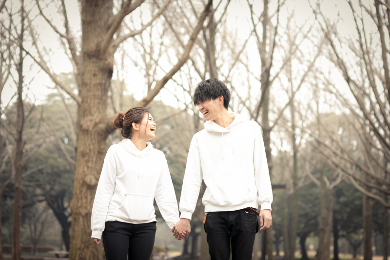 自然体の2人を婚約の記念に! 「エンゲージメントフォト」って?