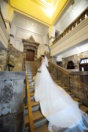 ドラマチックな1枚に! 階段で撮影するウェディングフォトアイディア