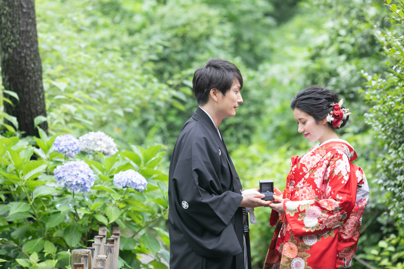 新緑とウェディングドレスの美しさを楽しもう