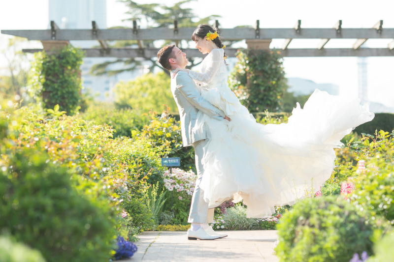 木漏れ日に笑顔が照らされる。自然の中で撮るウェディングフォト