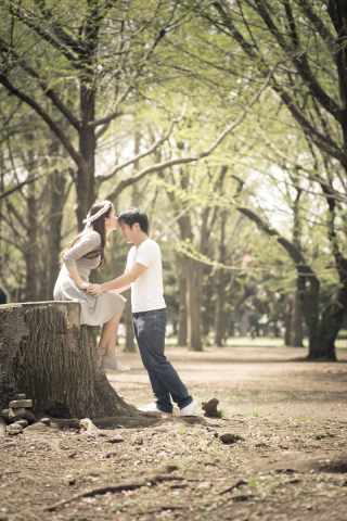 自然体の2人を婚約の記念に！ 「エンゲージメントフォト」って？