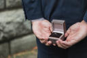 結婚式のフォト前撮りに取り入れたい!「指輪」を使ったポーズ5選