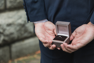  結婚式のフォト前撮りに取り入れたい！「指輪」を使ったポーズ5選