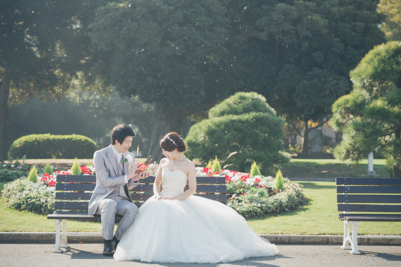 木漏れ日に笑顔が照らされる。自然の中で撮るウェディングフォト