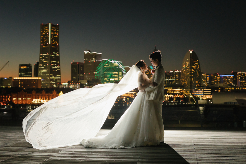 ウェディングドレスの白が映える！「夜」の前撮り撮影のすすめ