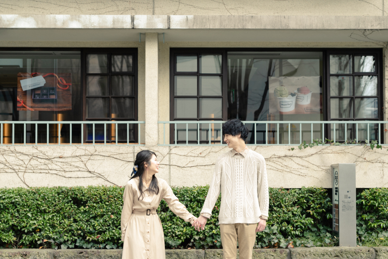 自然体の2人を婚約の記念に! 「エンゲージメントフォト」って?