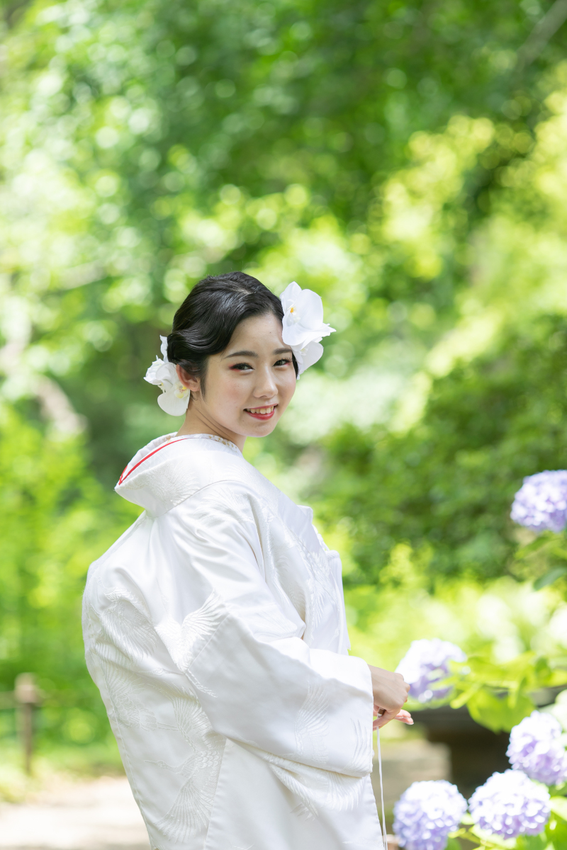 新緑とウェディングドレスの美しさを楽しもう