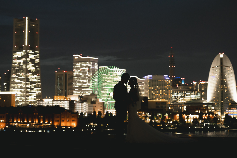 ウェディングドレスの白が映える！「夜」の前撮り撮影のすすめ