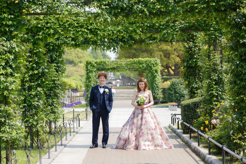 木漏れ日に笑顔が照らされる。自然の中で撮るウェディングフォト