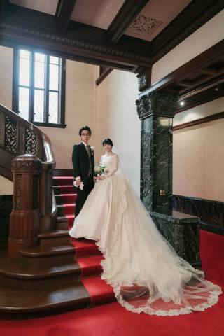 ドラマチックな1枚に！ 階段で撮影するウェディングフォトアイディア