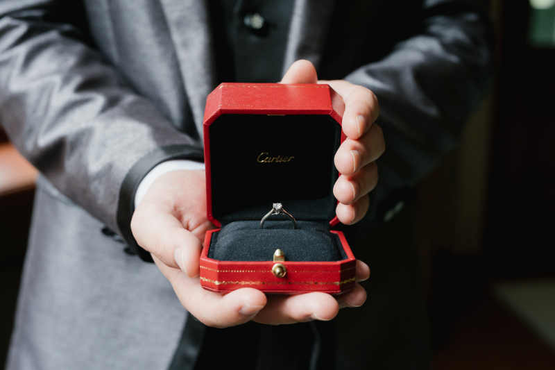 結婚式のフォト前撮りに取り入れたい！「指輪」を使ったポーズ5選
