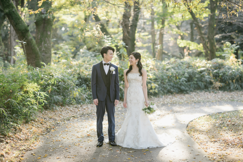 木漏れ日に笑顔が照らされる。自然の中で撮るウェディングフォト