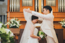 チャペルで結婚写真を