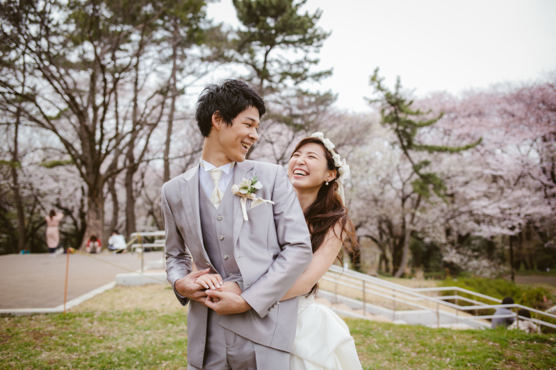 桜の下でハッピーオーラ満開の抱っこショット