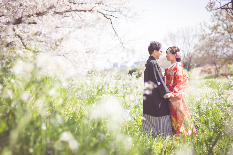 桜の木をバックに2人仲良く寄り添いながら♪