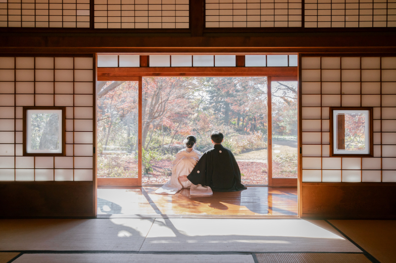 紅葉シーズンでの前撮りで選びたい! 秋色に調和する和装の色打掛