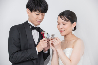 ゲストも笑顔に！　結婚式はウェディングフォトに寄せ書きをもらおう