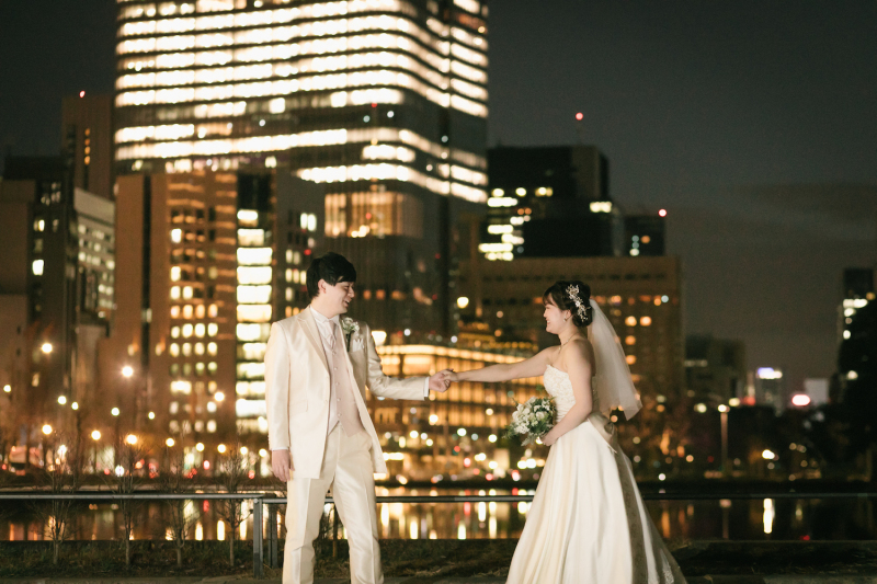 ウェディングドレスの白が映える！「夜」の前撮り撮影のすすめ