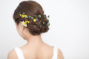 ウェディングフォトに映える! 花嫁ヘアにぴったりのヘアアクセ