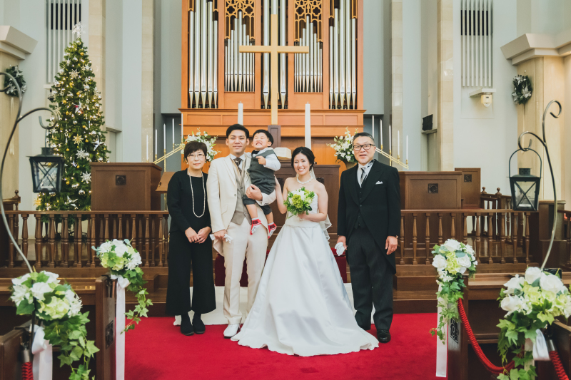 チャペルで結婚写真を