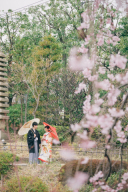 桜並木の下を歩く仲良しショット