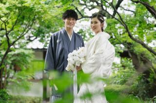 木漏れ日に笑顔が照らされる。自然の中で撮るウェディングフォト