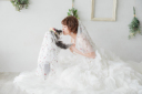 人気の「お座りショット」で新郎新婦を可愛く素敵に