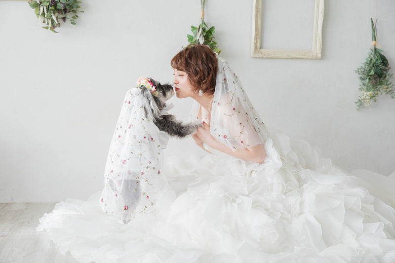 人気の「お座りショット」で新郎新婦を可愛く素敵に