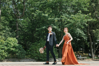 ドラマチックな1枚に！ 階段で撮影するウェディングフォトアイディア