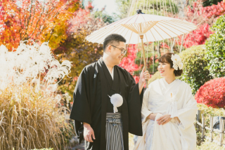  紅葉シーズンでの前撮りで選びたい！　秋色に調和する和装の色打掛