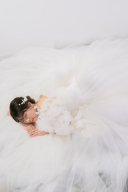 寝転びショットのウェディングフォトで可愛いポーズアイディア6選