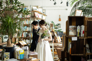 好きな本を片手にお気に入りのカフェでフォトウエディング
