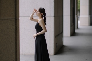 印象を左右するネックラインとカラーで、自分に似合う一着へ