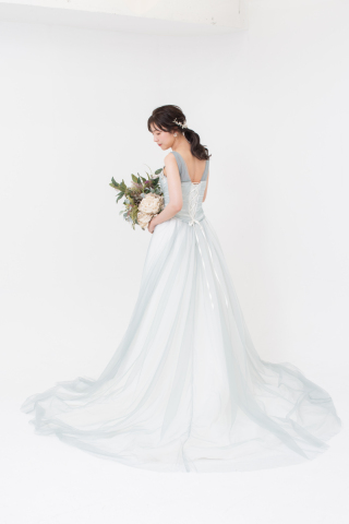 華奢な体型を引き立てるウェディングドレスの選び方