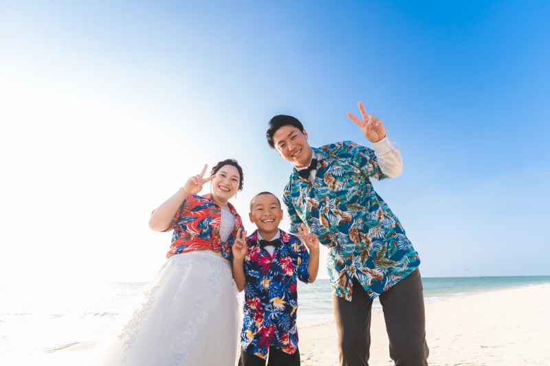 沖縄の海へ!!!ウェディングドレス&タキシードで入っちゃってください♪