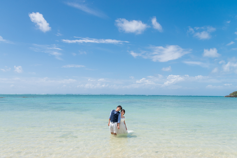 ドレス&タキシードのまま海に!ウォーターインショット