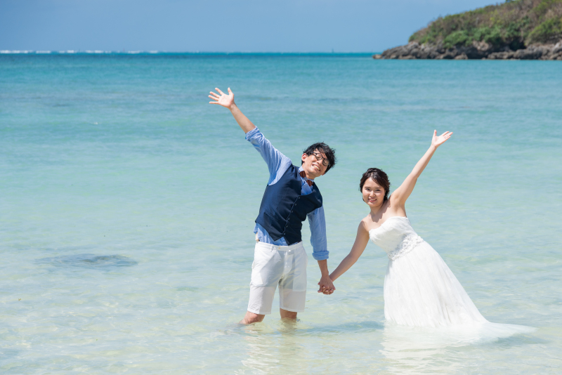 ドレス&タキシードのまま海に!ウォーターインショット