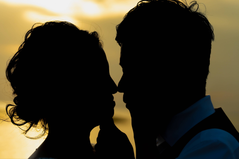 沖縄の海へ!!!ウェディングドレス&タキシードで入っちゃってください♪