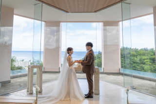 【海の見えるチャペルのご紹介】チャペル内から沖縄の美しい海を眺めることができます