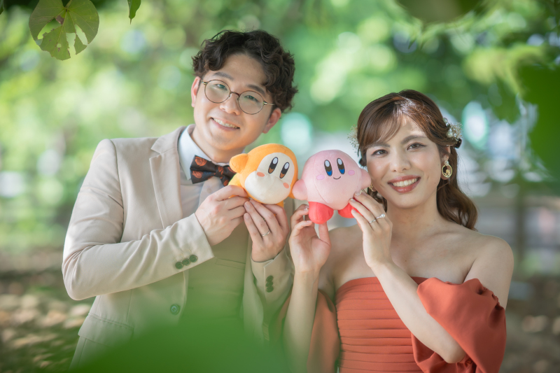 思い出の品物やおふたりらしいアイテムと共に撮影可能です！ ★