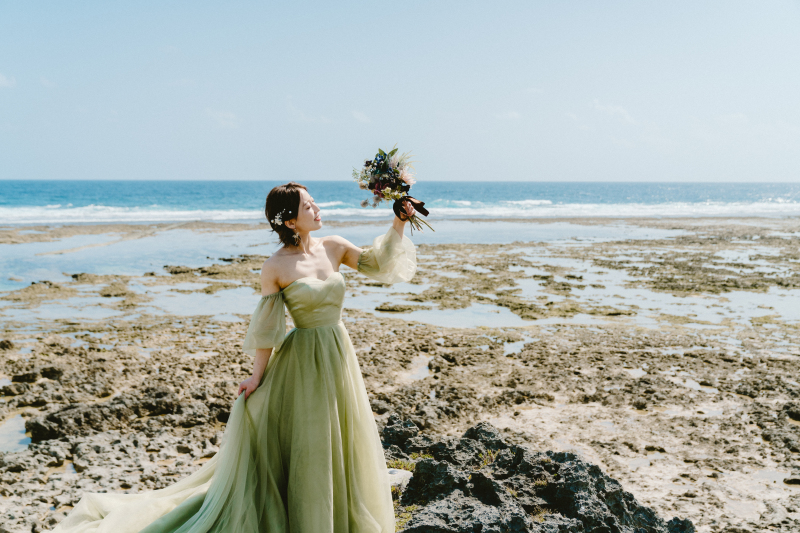 青い透き通るビーチと南国グリーンで沖縄を感じる撮影もいかがですか？？