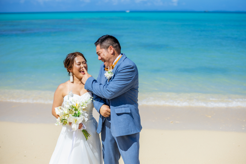 沖縄の海へ!!!ウェディングドレス&タキシードで入っちゃってください♪